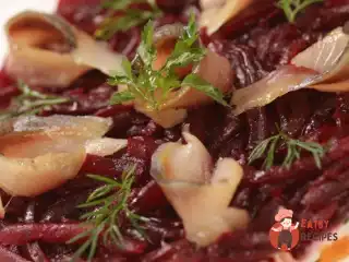 Слабосолона атлантична оселедець під шубою з молодих овочів