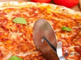 Піца з бараниною та помідорами