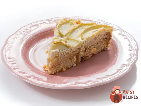 Сирна запіканка з курагою, яблуками та бриошею