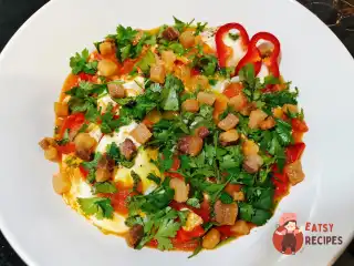 Яєчня з салом та овочами