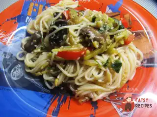 Рисова локшина з солодким перцем і кабачками по-азіатському