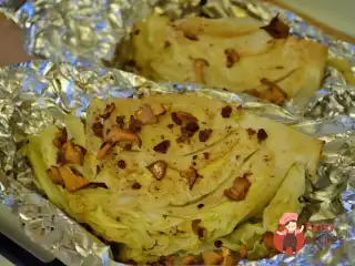 Запечена капуста з беконом та лисичками