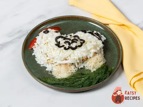 Салат «Курочка» з ковбасою