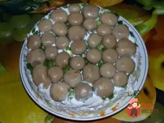 Листковий грибний салат з куркою та картоплею