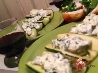 Цукіні, фаршировані козячим сиром та м'ятою