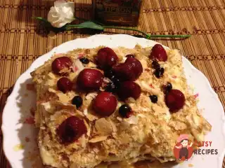 Торт «Наполеон» зі свіжою полуницею та лікером «Бейліс»