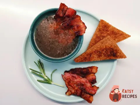 Яловичий бульйон з беконом