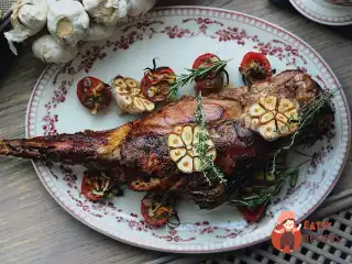 Запечена нога ягняти зі спеціями