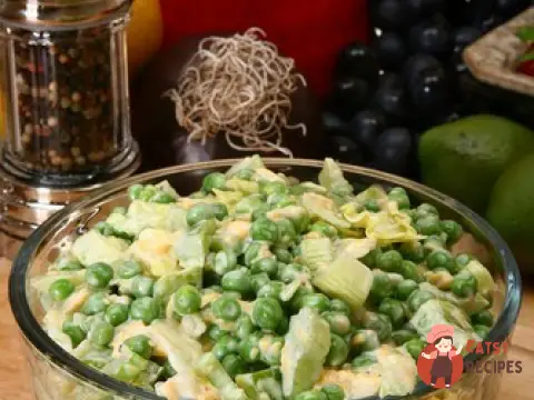 Салат із курчати з картоплею, зеленим горошком та лісовими горіхами