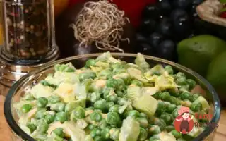 Салат Із Курчати З Картоплею, Зеленим Горошком Та Лісовими Горіхами
