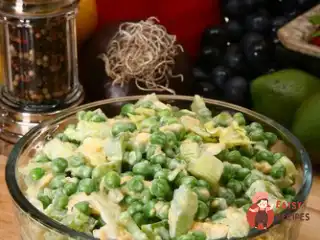 Салат із курчати з картоплею, зеленим горошком та лісовими горіхами