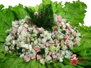 Листковий курячий салат з огірками та сиром