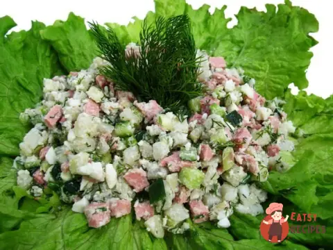 Листковий курячий салат з огірками та сиром