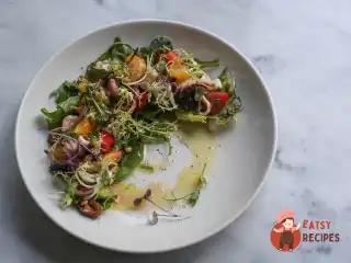 Салат з морським коктейлем та кедровими горіхами