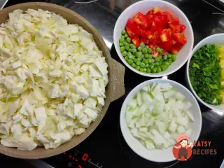 Крок 9: Капуста тушкована з помідором, перцем і модним горошком