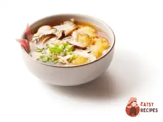 Овочевий бульйон з омлетом, овочами та імбиром