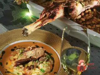 Баранина з розмарином, часником, печеною квасолею та перцевим соусом