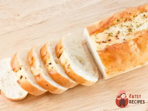 Пісний хліб із борошна з розмарином і зеленим перцем.