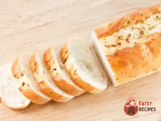 Пісний хліб із борошна з розмарином і зеленим перцем.