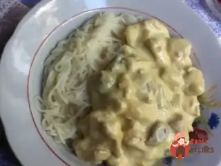 Курка з печерицями у вершково-сирному соусі