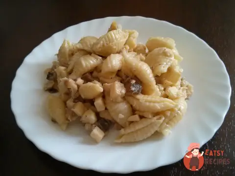 Салат із копченої риби, макаронів та яблук