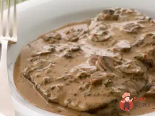 Стейки з яловичини під грибним соусом із блакитним сиром