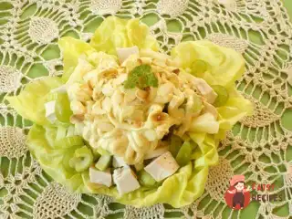 Салат з курчати з пастою, селери та грибами