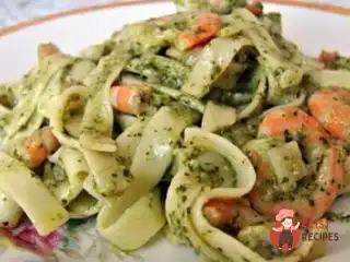 Фетучіні аль денте з песто і соусом креветками