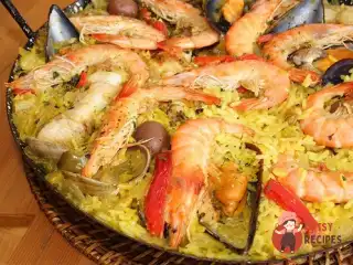 Паелья із зеленими бобами