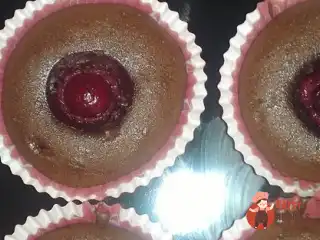 Шоколадні кекси з вишнею