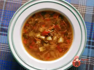 Вегетаріанські борщ зі шпинатом