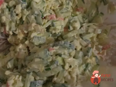 Салат з крабовими паличками, огірками та зеленою цибулею