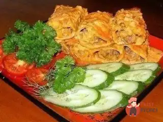 Каннеллоні, фаршировані фаршем та овочами.