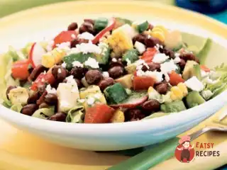 Мексиканський салат з сиром фета та чорними бобами