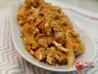 Солянка з курячими стегнами та адигейським сиром