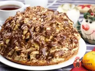 Бісквітний торт зі сметанним кремом та шоколадною глазур'ю