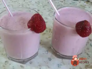 Ванільний молочний коктейль із полуницею