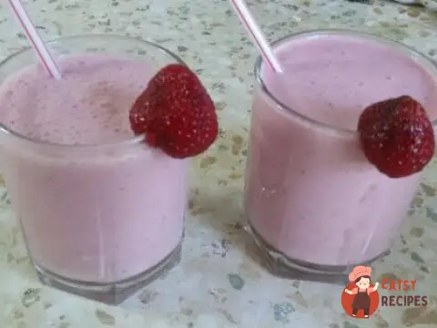 Ванільний молочний коктейль із полуницею