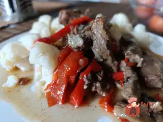Яловичина, тушкована з болгарським перцем і грибами