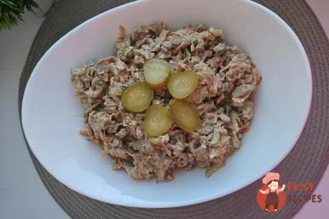 Печінковий салат із солоними огірками