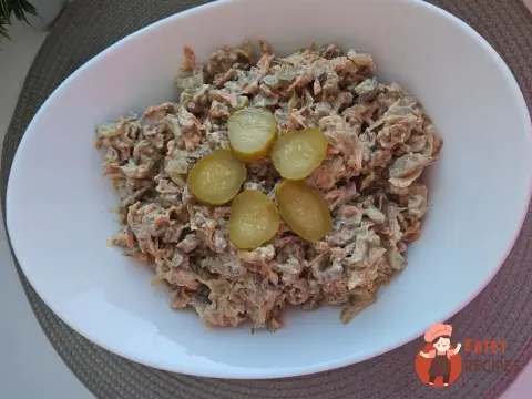 Печінковий салат із солоними огірками