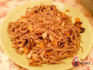 Гречана локшина з кальмарами, грибами та цедрою