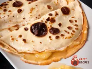 Тонкі млинці з бананово-ромовим соусом