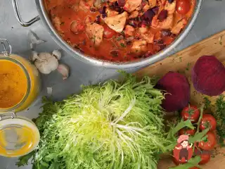 Рагу з курки з буряковим каррі