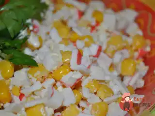 Салат з крабовими паличками та рисом