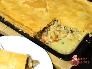 Соковитий пиріг з куркою та печерицями