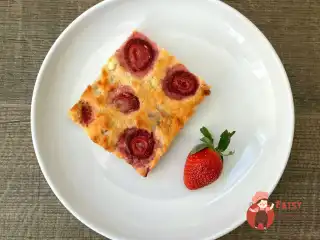 Сирно-вівсяний манник з полуницею, бананом та родзинками