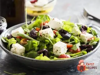 Салат з оливками та сиром