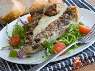 Грибний тарт з травами та грюєром