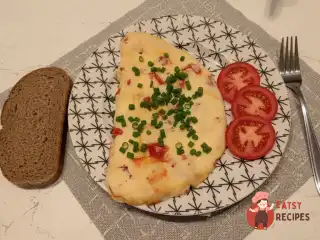 Омлет із томатами та сиром у мультипекарі